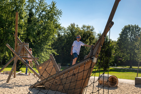 Piratenschiff Bounty auf dem Spielplatz am Seestrand Senftenberg, Foto: Rico Schwarze - Glücksfoto GbR